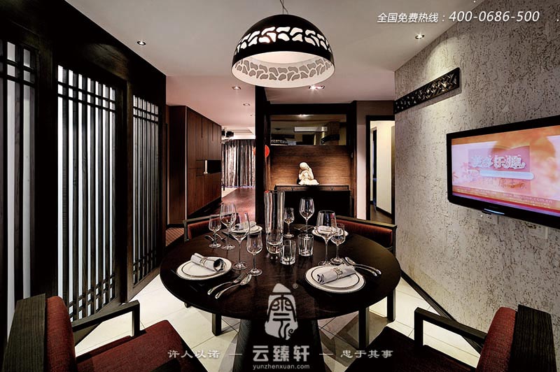 黑色中式隔斷的運(yùn)用在餐廳里，則是活躍的"精靈”，讓中式的韻味—定程度上得到了提升