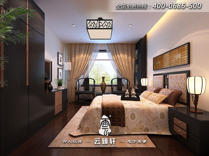 小戶型的臥室裝修的很有古典韻味，中式氣息濃厚